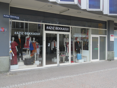 908377 Gezicht op de winkelpui van de pop-upwinkel van modedesigner Aziz Bekkaoui (Achter Clarenburg 32) te Utrecht.